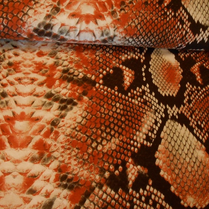 viscose tricot met roodbruin slangenmotief