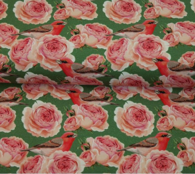 Excentriek Makkelijk te begrijpen Elementair Digitaal bedrukte tricot roze rozen en roodborstjes op groene ondergrond -  stoffennl.nl