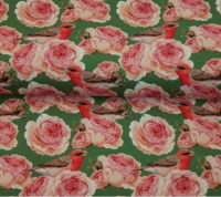 Digitaal bedrukte tricot roze rozen en roodborstjes op groene ondergrond