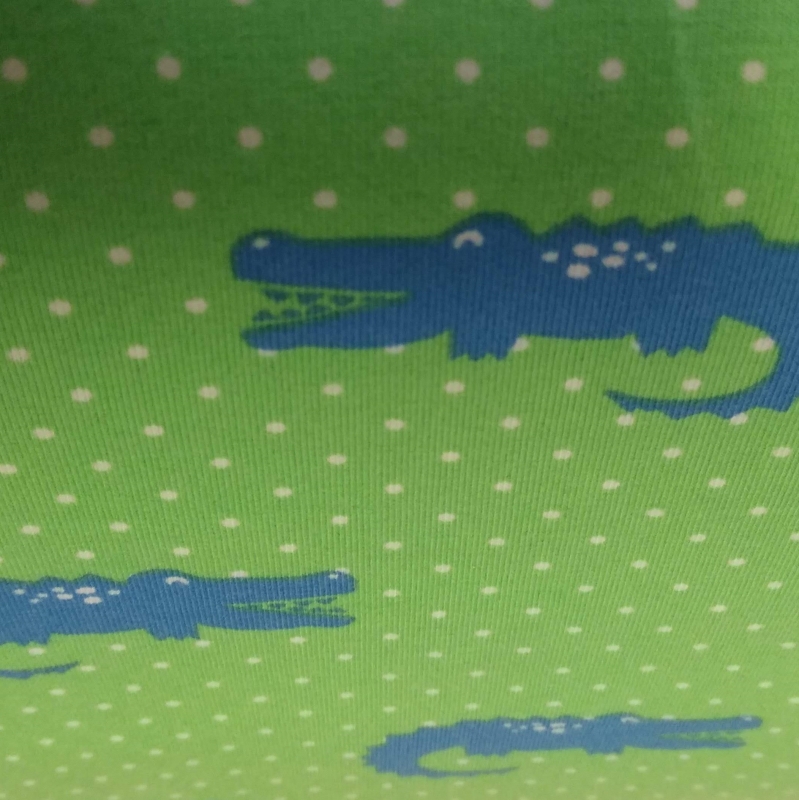 blauwe krokodillen op groen wit gestippelde tricot