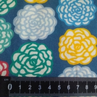 katoen : gekleurde  bloemen op jeansblauw
