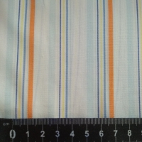 katoen wit met lichtblauw zachtgeel en oranje streepje