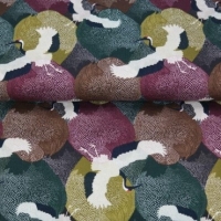Digitaal bedrukte tricot in bruin, olijf en petrol met kraanvogels