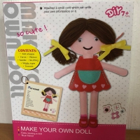 Diy kinderpakket pop van vilt (bruin haar)