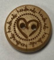 Houten knoop "Handmade" rondom hartje 25 mm
