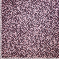 gebreide panterprint op grijs roze gemeleeerde ondergrond.