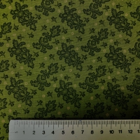 Quiltkatoen : groen met kant achtige bloemmotief.
