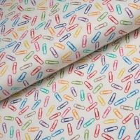Speelse roomwitte tricot met felgekleurde paperclips