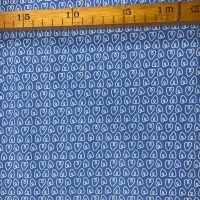 quiltkatoen blauw met witte hartjes