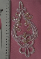 ivoorkleurige ornament applicatie met parels en donkere pailletten