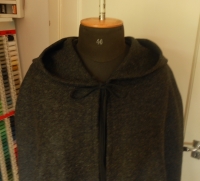 halflange wollen cloack met puntcapuchon