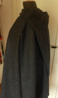halflange wollen cloack met puntcapuchon