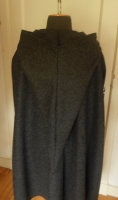 halflange wollen cloack met puntcapuchon